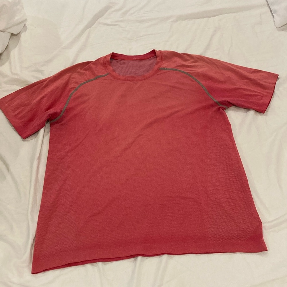 Men’s Lululemon tshirt